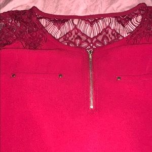 Cute classy dress!👗 lace at the top and sleeves.